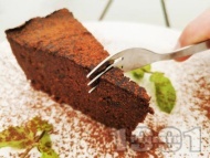 Шоколадова торта без шоколад с фъстъци, орехи и фурми